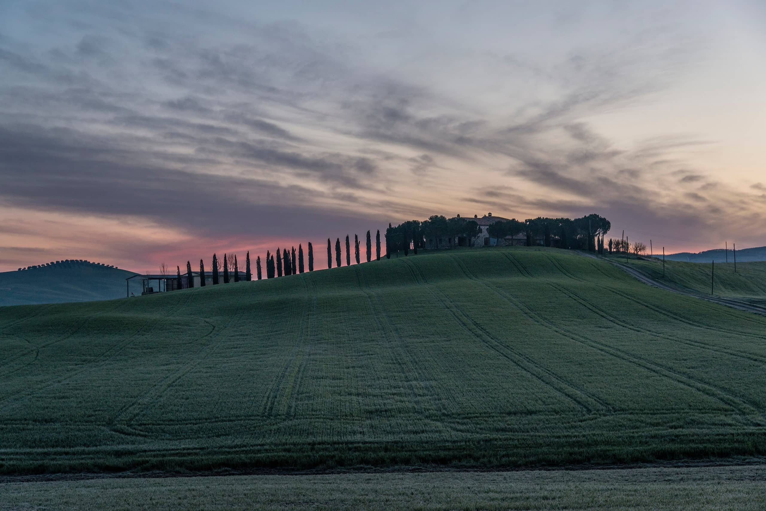 Colline della Val d Orcia al crepuscolo, con i cipressi sul crinale