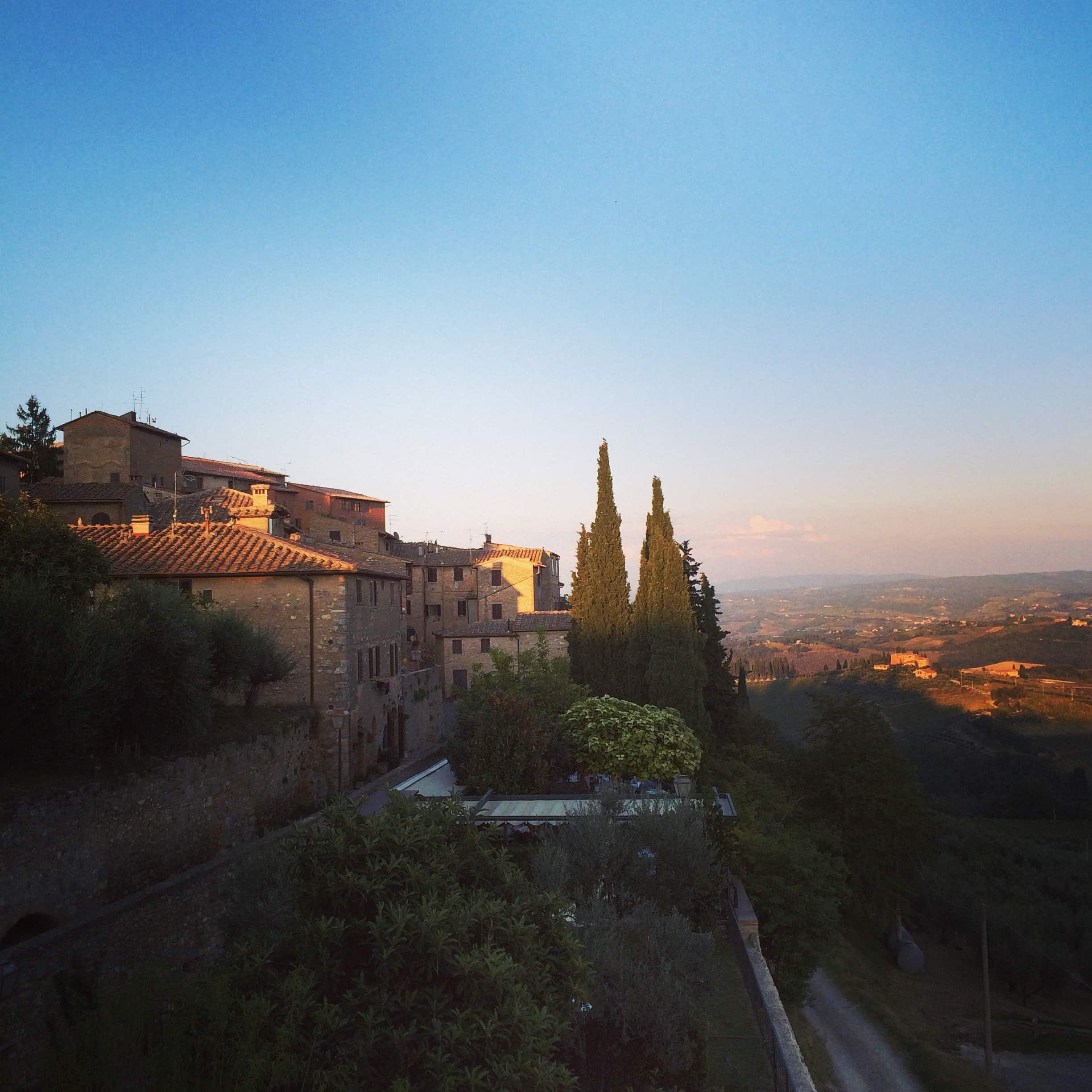 Borgo toscano sulla collina all ora del tramonto