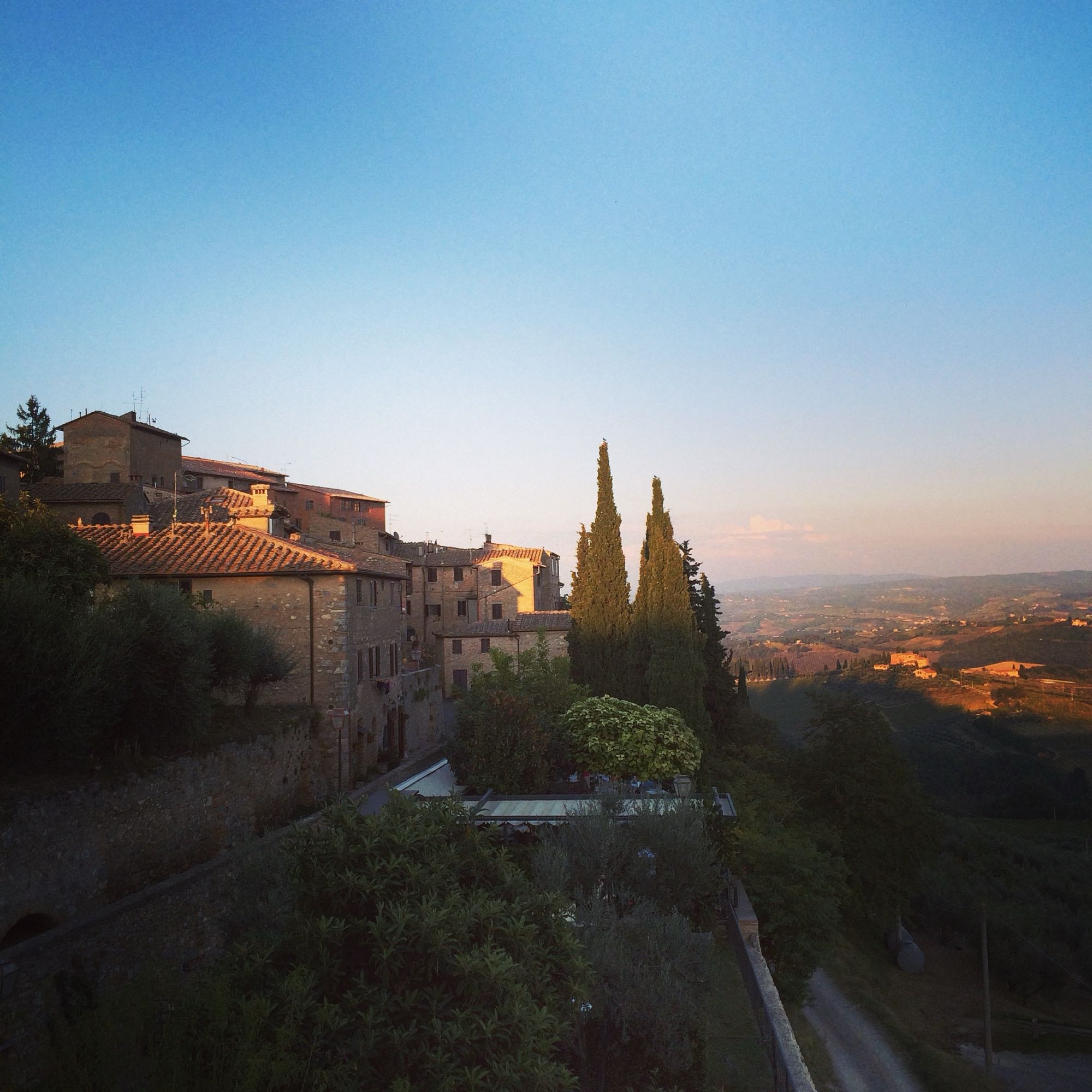 Borgo toscano sulla collina all ora del tramonto