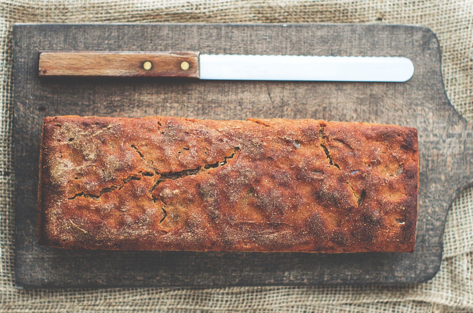 Pane rustico appena sfornato su un tagliere di legno